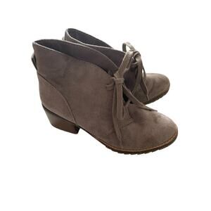 Comfortable Tan Suede Ankle Boots with Lace up Closure size 6